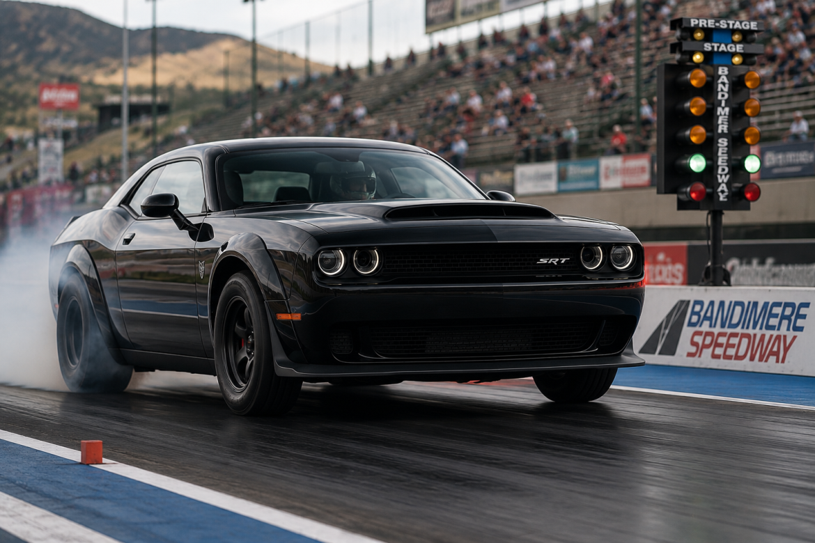 Чорний Dodge Challenger SRT Demon виконує старт на драг-рейсинговій трасі. Потужний американський muscle car із димом від шин та швидким розгоном.